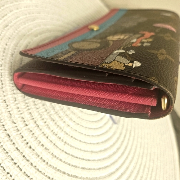 Louis Vuitton Sarah Wallet Monogram Animation Carriage Edition – Pink Interior - Picture 7 of 8